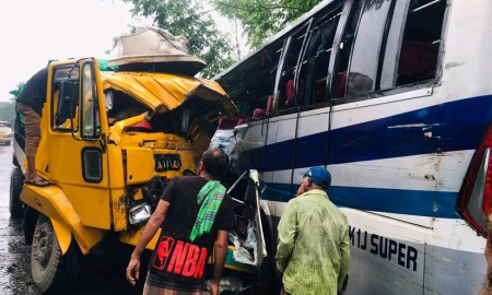 ঘুমিয়ে পড়লেন বাসের চালক, সকালেই ঝরল ৩ প্রাণ 