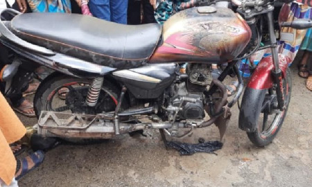 ট্রাফিক পুলিশের মামলায় ক্ষুব্ধ হয়ে নিজের মোটরসাইকেলে আগুন দিলেন চালক