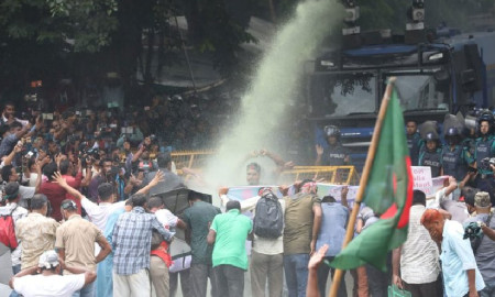 যমুনামুখী চাকরিচ্যুত বিডিআর সদস্যরা, পুলিশের দমন অভিযানে ছত্রভঙ্গ