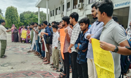 জাবিপ্রবিতে অ্যাম্বুলেন্সের দাবিতে মানববন্ধন