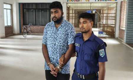 পরীক্ষা দিতে এসে ধরা খেলেন ছাত্রলীগ নেতা, পুলিশের কাছে হস্তান্তর