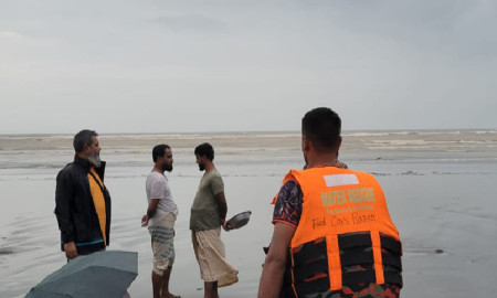 ১২ ঘণ্টা পরও সন্ধান মেলেনি সমুদ্রে নিখোঁজ চবির ২ শিক্ষার্থীর