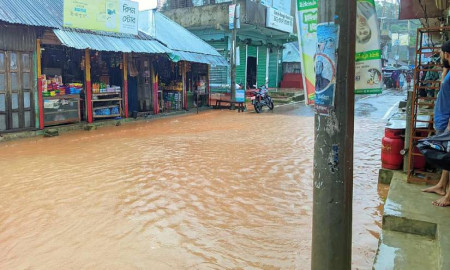 ফেনীতে বন্যা নিয়ন্ত্রণ বাঁধে ভাঙন, নদীর পানি বিপৎসীমার ১৩৭ সেমি ওপরে