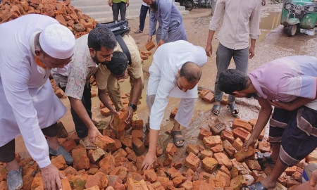 ফুলবাড়ীয়ায় ভাঙা সড়ক সংস্কারে হাত দিলেন জামায়াত মনোনীত এমপি প্রার্থী
