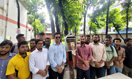 ক্যাম্পাসে ভ্রাম্যমাণ পাঠাগার প্রতিষ্ঠা করলেন ঢাকা কলেজ ছাত্রদল নেতা
