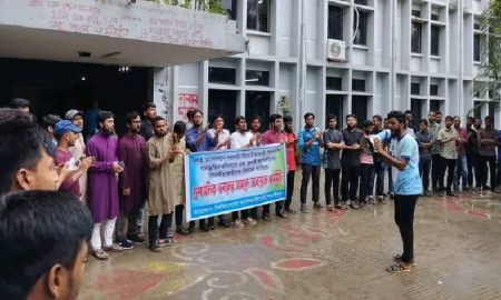 জুলাই আন্দোলনে বিরোধিতাকারী শিক্ষকদের পুরস্কৃত, শিক্ষার্থীদের বিক্ষোভ