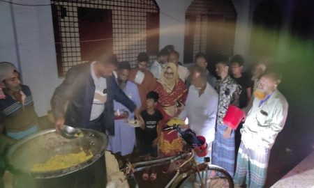 ফেনীতে বিদ্যুৎ ও মোবাইল নেটওয়ার্কহীন বন্যাদুর্গত এলাকা, চরম দুর্ভোগে বানভাসিরা