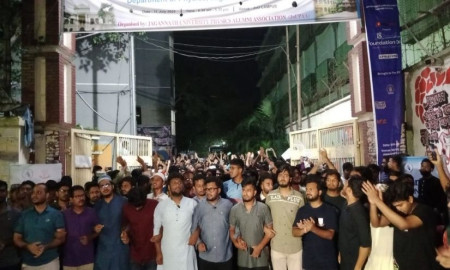 ব্যবসায়ীকে হত্যার প্রতিবাদে জবিতে বিক্ষোভ