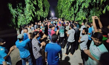 ‘চাঁদা লাগলে চাঁদা নে, আমার ভাইকে ফিরিয়ে দে’— স্লোগানে উত্তাল জাবিপ্রবি