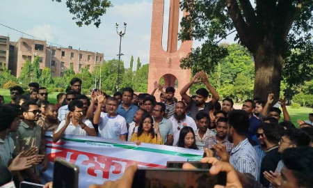 মিটফোর্ডে ব্যবসায়ী হত্যার প্রতিবাদে জাবি ছাত্রদলের বিক্ষোভ মিছিল