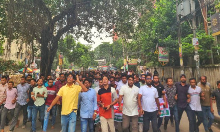 মিটফোর্ডে ব্যবসায়ী হত্যার দৃষ্টান্তমূলক শাস্তির দাবিতে জবি ছাত্রদলের বিক্ষোভ