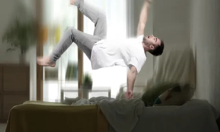 ঘুমের মধ্যে আচমকা ঝাঁকুনি অনুভব হচ্ছে, ভয়ের কিছু নেই তো!