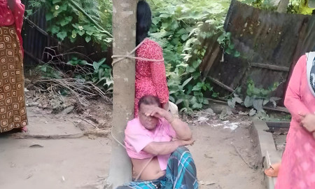 প্রবাসীর স্ত্রীর ঘরে ঢুকে অনৈতিক সম্পর্ক: বিএনপি নেতাকে গাছে বাঁধল গ্রামবাসী