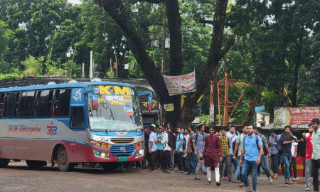ইসলামী বিশ্ববিদ্যালয়ের ছাত্রীকে হেল্পারের মারধর, বাস আটক 