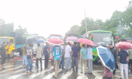 এনসিপির নেতাকর্মীদের ওপর হামলার প্রতিবাদে ঢাকা-আরিচা মহাসড়ক অবরোধ
