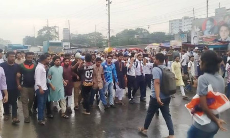 এনসিপি নেতাকর্মীদের ওপর হামলার প্রতিবাদে টঙ্গীতে সড়ক অবরোধ ও বিক্ষোভ