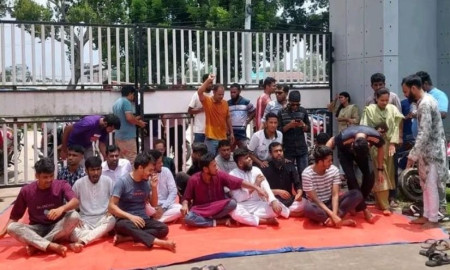 রাত পেরিয়ে দিনেও এএসপির পদত্যাগের দাবিতে অনড় আন্দোলনকারীরা