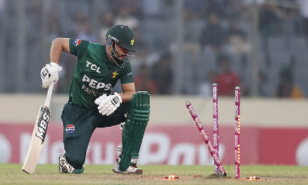 রানআউট হয়ে ফিরলেন দুবার জীবন পাওয়া ফখর