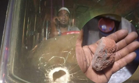 ‘জয় বাংলা’ স্লোগান দিয়ে বাসে হামলা