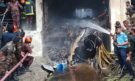 বিমানটি স্কুল ভবনের এক পাশ দিয়ে ঢুকে অন্য পাশ দিয়ে বেরিয়ে যায়