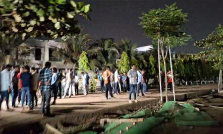 ৬ দফা দাবিতে মধ্যরাতে মাইলস্টোনে শিক্ষার্থীদের বিক্ষোভ