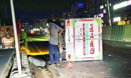 সড়কে উল্টে গেল মাইলস্টোন কলেজ শিক্ষার্থীর মরদেহবাহী ফ্রিজিং ভ্যান