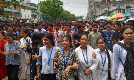 শিক্ষা উপদেষ্টা ও সচিবের পদত্যাগের দাবিতে সায়েন্সল্যাবে শিক্ষার্থীদের বিক্ষোভ