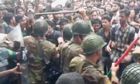 সচিবালয়ে সেনাবাহিনী-শিক্ষার্থীদের মধ্যে ধস্তাধস্তি