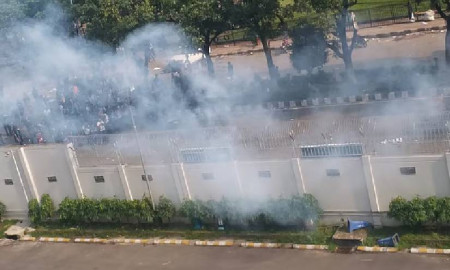 গাড়ি ভাঙচুর, স্লোগান, সংঘর্ষ—সচিবালয় ঘিরে উত্তেজনা চরমে