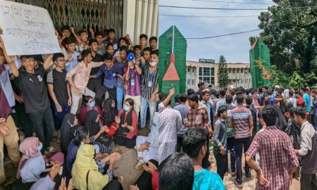 শিক্ষা উপদেষ্টার পদত্যাগের দাবিতে কুমিল্লা শিক্ষা বোর্ডের গেটে তালা