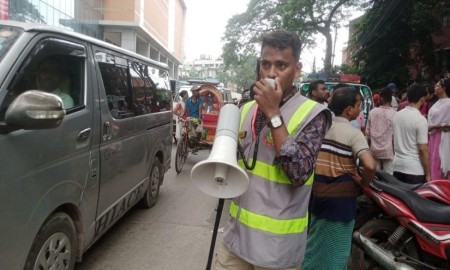 বার্ন ইউনিটের সামনে পোড়া রোগীদের সহায়তা করছেন শিক্ষার্থী শামীম রেজা