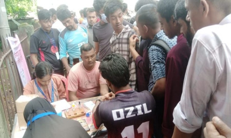 বার্ন ইউনিটের সামনে জগন্নাথ বিশ্ববিদ্যালয় বাঁধনের ‘ব্লাড ডোনেশন ক্যাম্প’