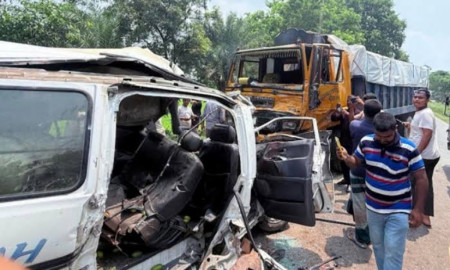 নাটোরে মাইক্রোবাস-ট্রাক সংঘর্ষে  ঘটনাস্থলেই প্রাণ গেল ৫ জনের