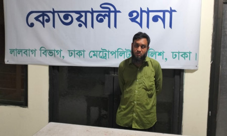 মিটফোর্ডের সামনে থেকে দেশীয় অস্ত্রসহ ছিনতাইকারী গ্রেপ্তার