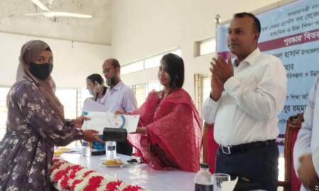 গলাচিপায় ৩২ কৃতী শিক্ষার্থী পেলেন সম্মাননা স্মারক ও সার্টিফিকেট