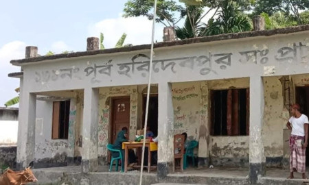 বৃষ্টিতে ক্লাসরুমে পানি, দেয়াল থেকে খুলে আসে ইট— ভোগান্তিতে শিক্ষার্থীরা