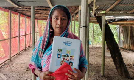 বইয়ের পাতায় সন্তানের রক্তমাখা ছবি দেখে চিৎকার দিয়ে কাঁদেন মা