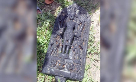 পুকুর থেকে ১০ কোটি টাকা মূল্যের কষ্টিপাথরের বিষ্ণুমূর্তি উদ্ধার
