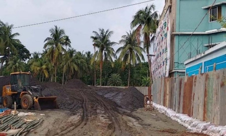 শিক্ষা প্রতিষ্ঠানের পাশে কয়লার স্তূপ, স্বাস্থ্যঝুঁকি শিক্ষার্থীরা