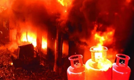 সিগারেট থেকে গ্যাস সিলিন্ডারে আগুন, দ্বগ্ধ দম্পত্তি