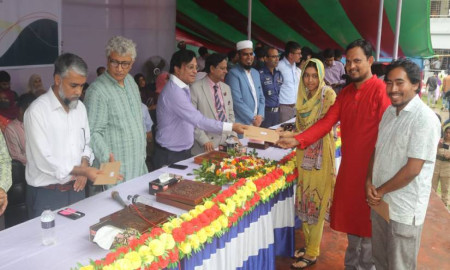 গোপালগঞ্জ বিশ্ববিদ্যালয়ে মেধাবী ও অসচ্ছল শিক্ষার্থীদের বৃত্তি প্রদান