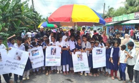 স্কুলছাত্রীকে অটোরিকশার ধাক্কা, সড়কে বসে শিক্ষার্থী-অভিভাবকদের প্রতিবাদ