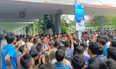 বাকৃবির পশুপালন অনুষদে দ্বিতীয় দিনের মতো বিক্ষোভ, স্মারকলিপি প্রদান