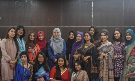 জুলাই গণঅভ্যুত্থানের মানসিক ক্ষত কাটিয়ে উঠতে তরুণীদের পাশে আইলিন আবদুল্লাহ