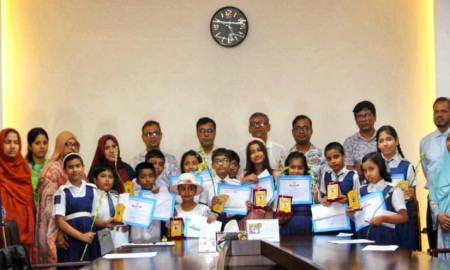 কবি নজরুল বিশ্ববিদ্যালয় স্কুলের ১৪ শিক্ষার্থীকে বৃত্তি প্রদান