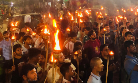 সংখ্যালঘুদের উপর হামলার প্রতিবাদে ঢাবিতে মশাল মিছিল