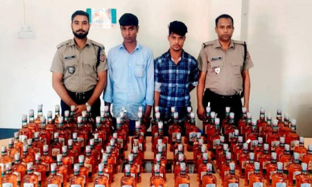 নেত্রকোনায় ভারতীয় মদসহ দুই কারবারি আটক