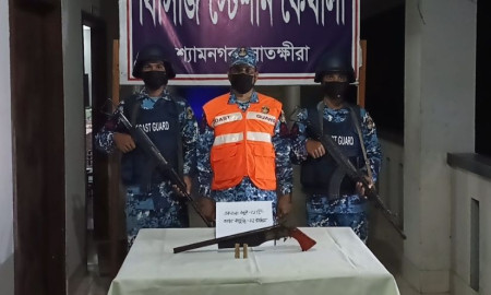 সুন্দরবনের মাউন্দে নদীতে কোস্ট গার্ডের অভিযান, বন্দুক-কার্তুজ জব্দ