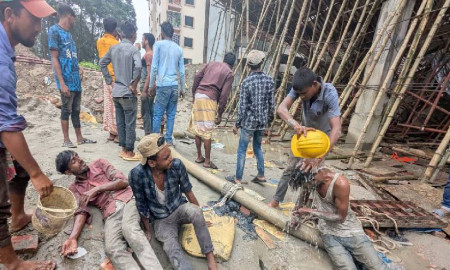 নির্মাণাধীন ছাদ ধসে আহত ১১ শ্রমিক, নিম্নমানের নির্মাণসামগ্রীর অভিযোগ শিক্ষার্থীদের