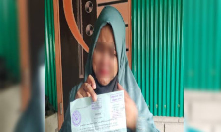 স্ত্রীর স্বীকৃতির দাবিতে স্বামীর বাড়িতে তরুণীর অনশন